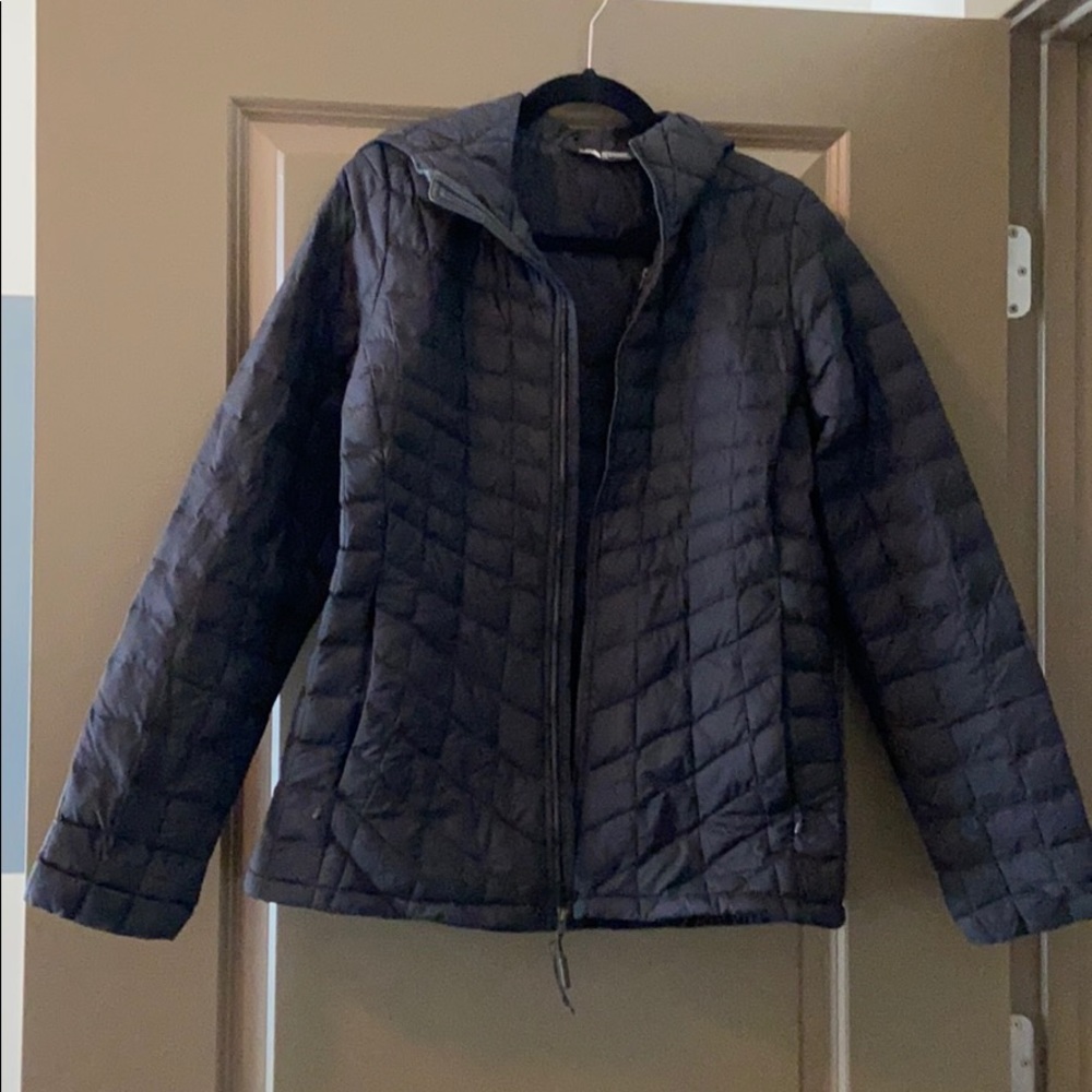 Black North Face puffer/quilted jacket